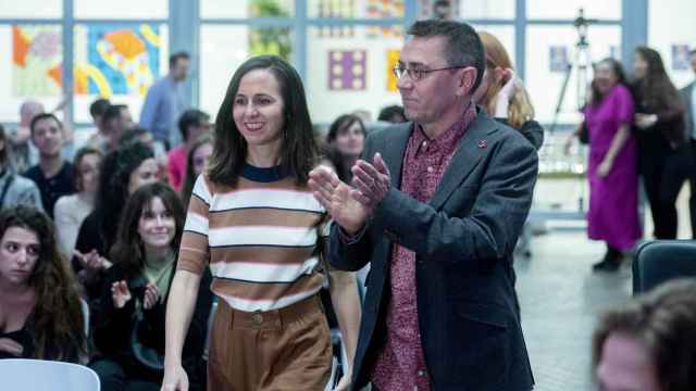 El cofundador de Podemos, Juan Carlos Monedero, junto a la dirigente del partido, Ione Belarra / Alberto Ortega - Europa Press