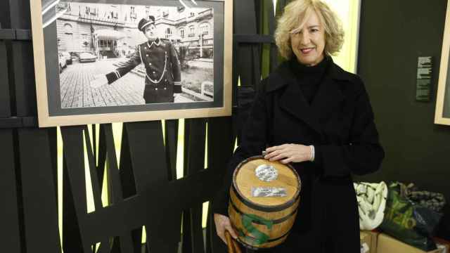 La viuda de Gregorio Ordóñez, Ana Iribar, posa con el barril que tocaba su marido / JUAN HERRERO - EFE