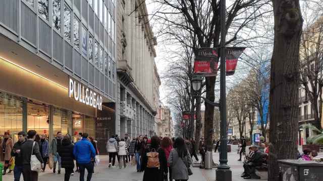 Consumidores en una zona comercial de Bilbao / EUROPA PRESS