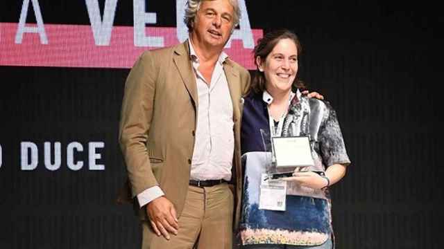 La diseñadora Maitane Vega recoge su premio en Milán.
