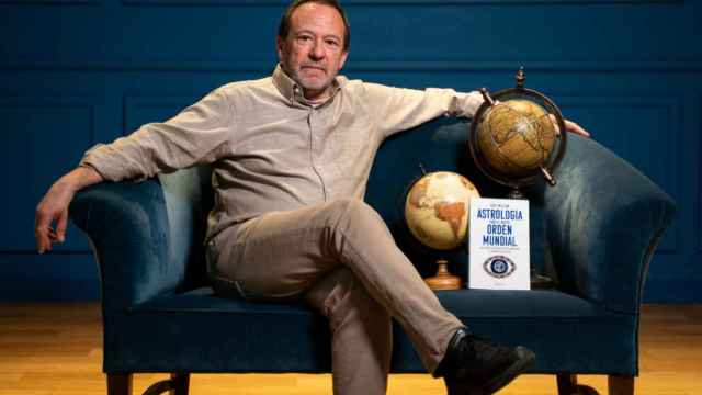 El astrólogo vizcaíno, José Millán, posa junto a su primer libro.