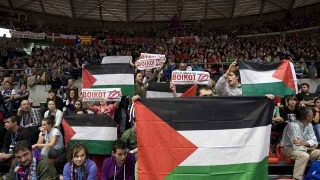 Banderas palestinas en la última visita del Maccabi a Vitoria-Gasteiz.