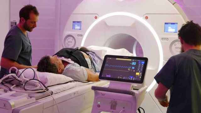 Una mujer se somete a una resonancia