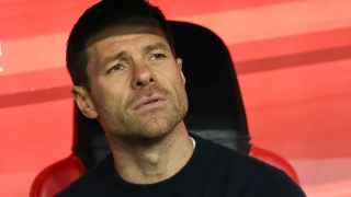 Xabi Alonso observa con atención una jugada durante un encuentro.