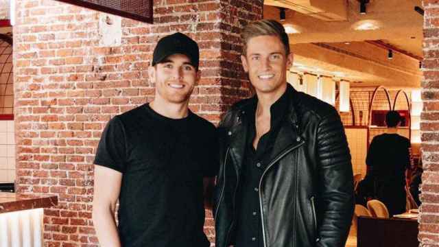 Ibai Gómez y Marcos Llorente posan entro de uno de sus restaurantes.