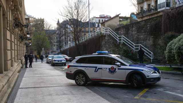 Un vehículo a su llegada a la Audiencia Provincial de Guipúzcoa / Europa Press