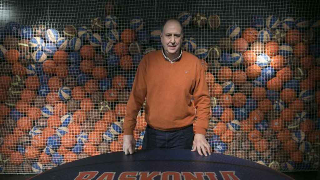 El máximo accionista del Baskonia y del Deportivo Alavés, Josean Querejeta, posa para la foto.