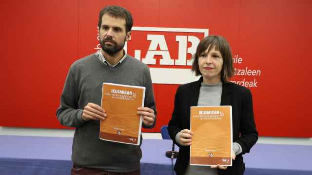 El coordinador general de LAB, Igor Arroyo, junto a Edurne Larrañaga, de Ipar Hegoa.