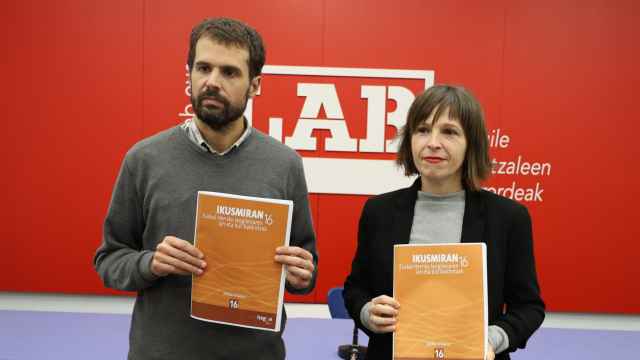El coordinador general de LAB, Igor Arroyo, junto a Edurne Larrañaga, de Ipar Hegoa.