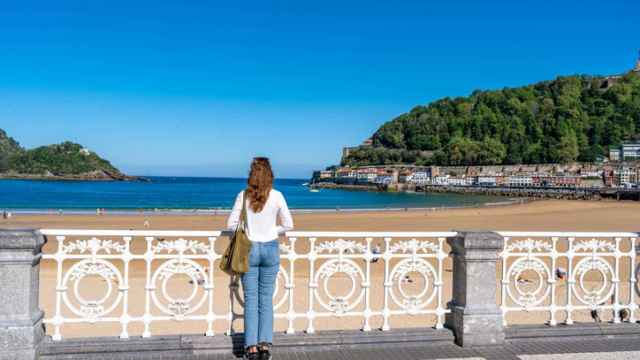 Una mujer mira a la playa de La Concha, en Donostia.