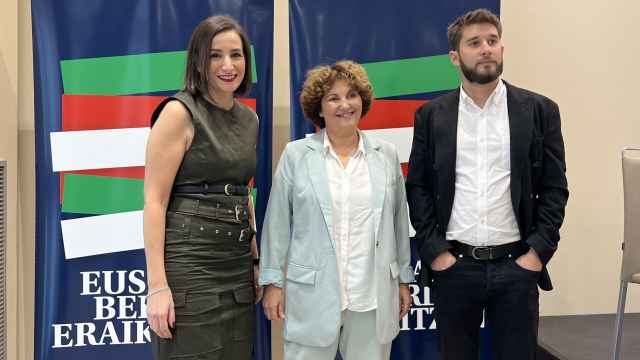 La portavoz de Elkarrekin en Vitoria-Gasteiz, Garbiñe Ruiz, la secretaria general de Podemos Euskadi, Pilar Garrido y el secretario de Organización, David Soto / Podemos Euskadi