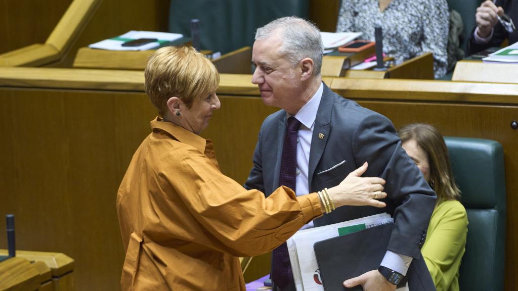 El exlehendakari, Iñigo Urkullu, junto a la exconsejera Arantxa Tapia