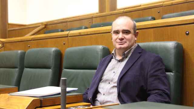 Aitor Urrutia Oianguren posa para la foto como nuevo parlamentario del PNV.