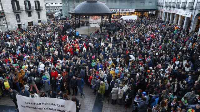 Concentración convocada este lunes por el Ayuntamiento de Azpeitia / JUAN HERRERO - EFE