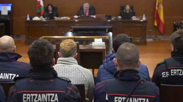 La Audiencia Provincial de Álava juzga a dos personas acusadas de dos delitos de homicidio en grado de tentativa por quemar la cara a dos sin techo con un aerosol y un mechero en Vitoria en octubre del 2019/ EFE/ Adrian Ruiz Hierro