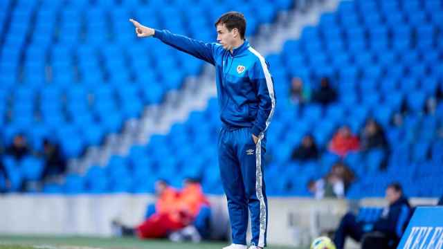 Íñigo Pérez, durante un encuentro dirigiendo al Rayo Vallecano como segundo técnico en 2021