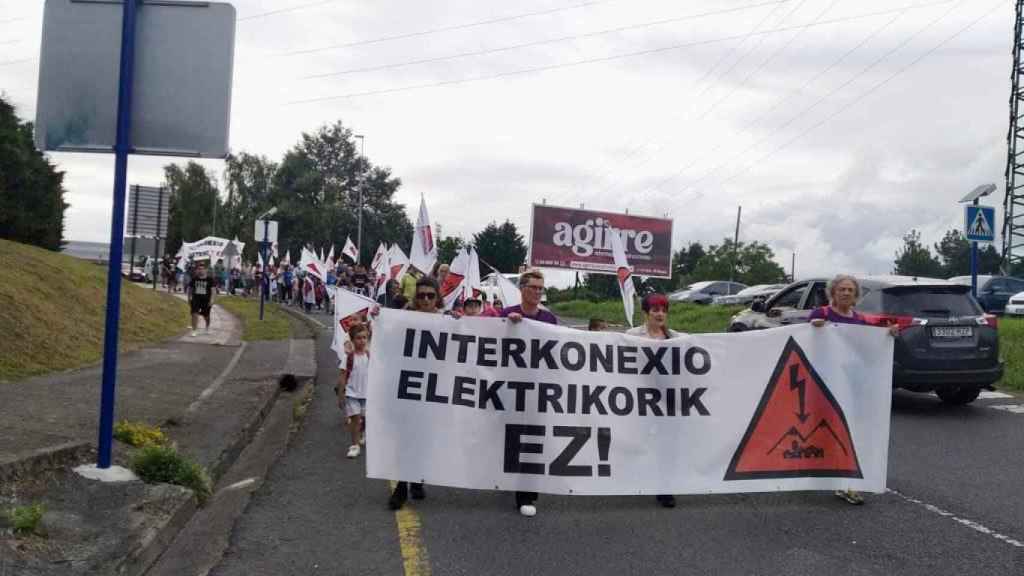Protesta de la plataforma Interkonexio Elektrikorik Ez contra el proyecto de conexión eléctrica con Francia desde Gatika