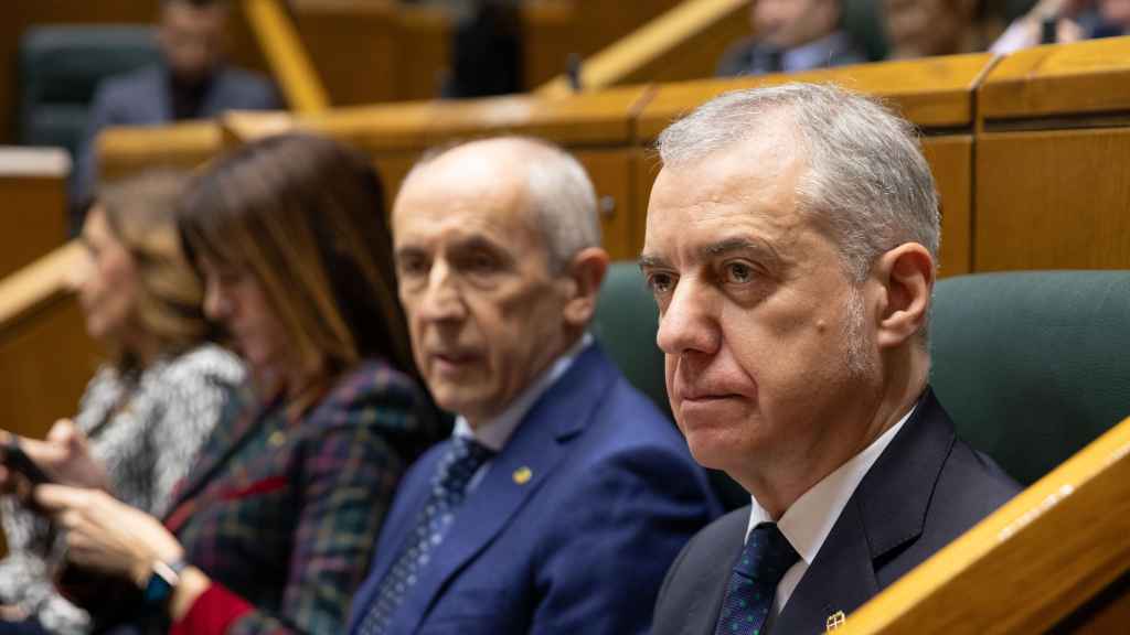 El lehendakari, Iñigo Urkullu, y el consejero de Seguridad, Josu Erkoreka, durante el pleno de control de este viernes / Legebiltzarra