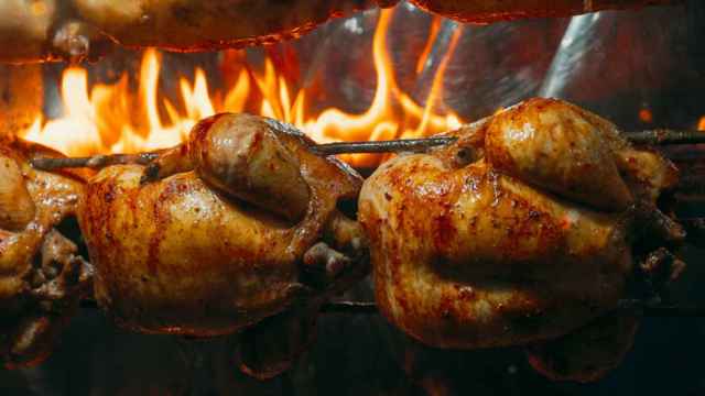Una cervecería prepara unos pollos asados.