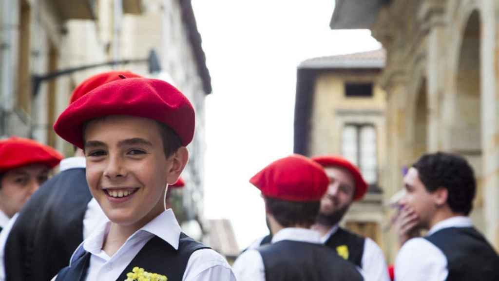Un niño con un traje tradicional vasco.