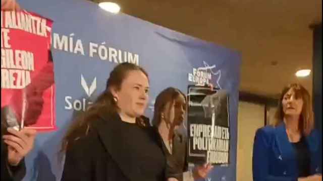 Miembros del colectivo comunista GKS irrumpen en un acto de Mendia en Bilbao