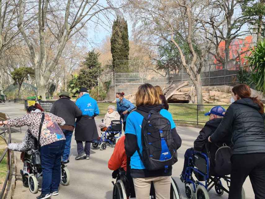 Los voluntarios de Caixabank acompañan a los mayores en salidas recreativas