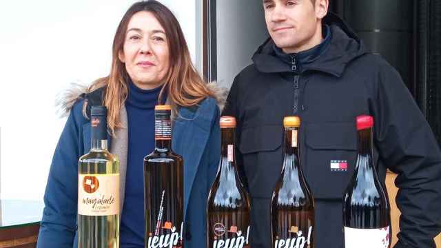 Nora Sarasola, presidenta de Obra Social BBK, junto a Andoni Aretxabaleta, de la bodega Magalarte.