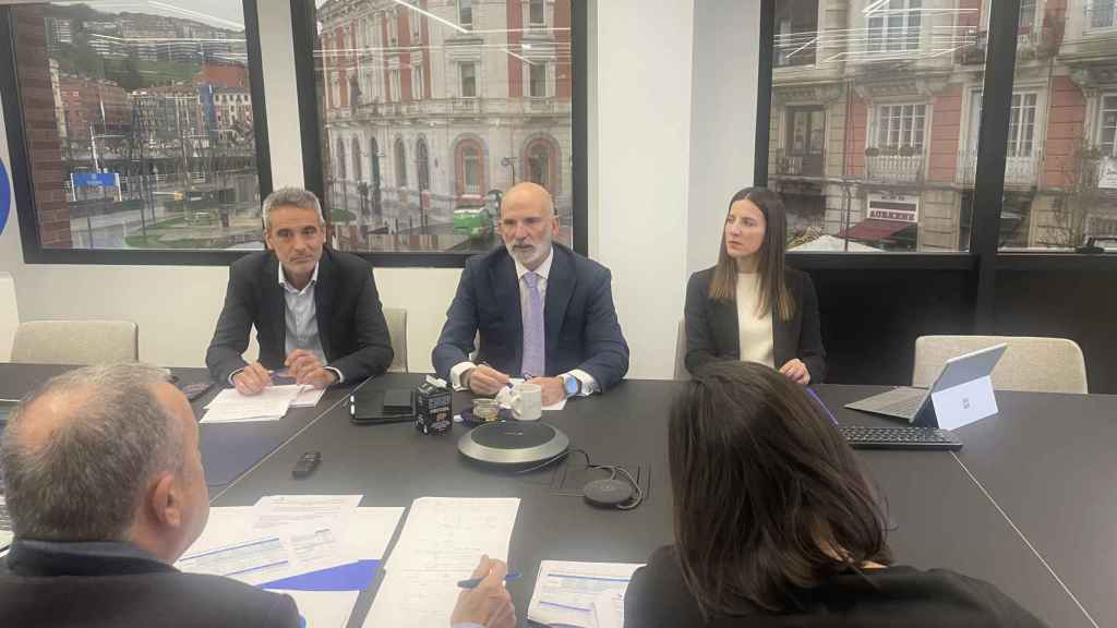 El CEO de Dominion, Mikel Barandiaran, con Roberto Tobillas y Patricia Berjón