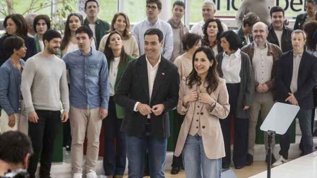 El PNV presenta a sus candidatos por Gipuzkoa en un acto presidido por el candidato jeltzale a lehendakari, Imanol Pradales, y la cabeza de lista, Bakartxo Tejeria / Juan Herrero - EFE