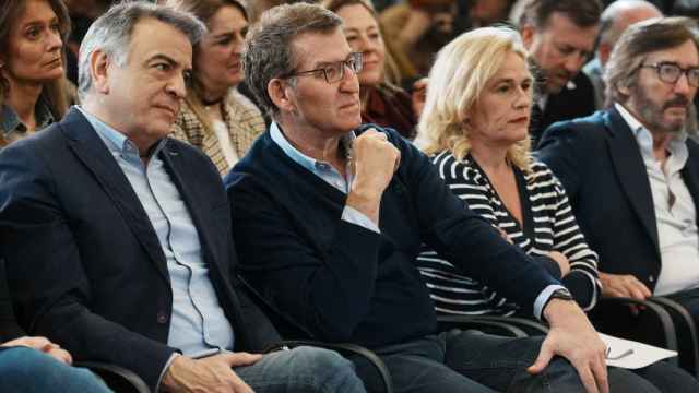 El líder de los populares vascos, Javier de Andrés, el presidente del PP, Alberto Núñez Feijóo, y el presidente del PP de Álava, Iñaki Oyarzábal.