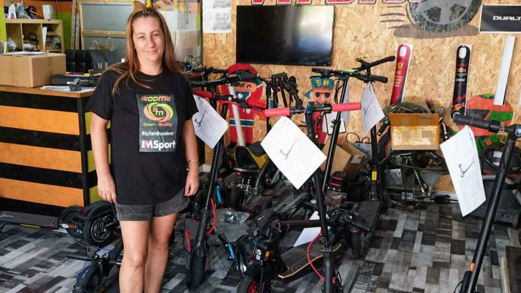Mercedes Asensio se formó antes de abrir su taller de patinetes eléctricos