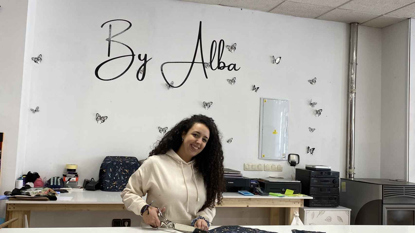 La zamorana Alba Fernández montó su propio establecimiento de confección gracias al apoyo de MicroBank