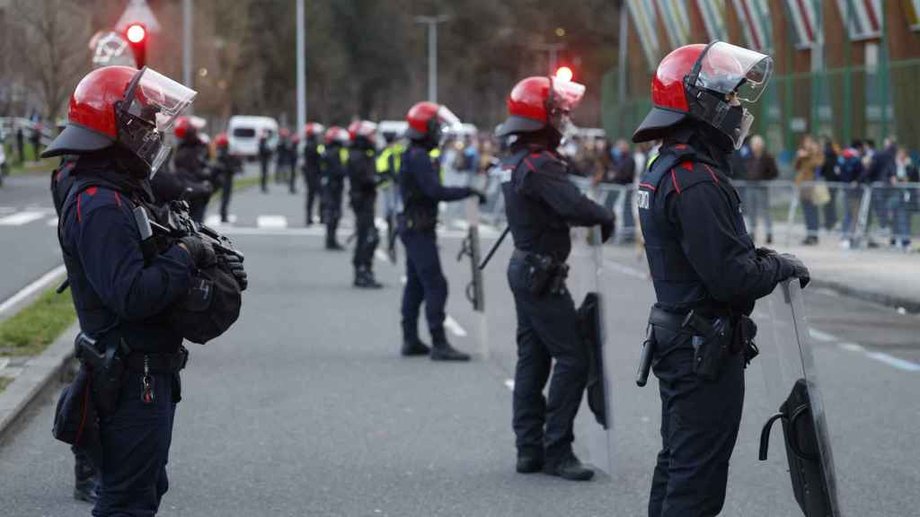 Agentes de la Ertzaintza montan guardia durante el dispositivo policial desplegado antes del encuentro de vuelta de octavos de final de la Champions ente la Real Sociedad y el PSG San Sebastián