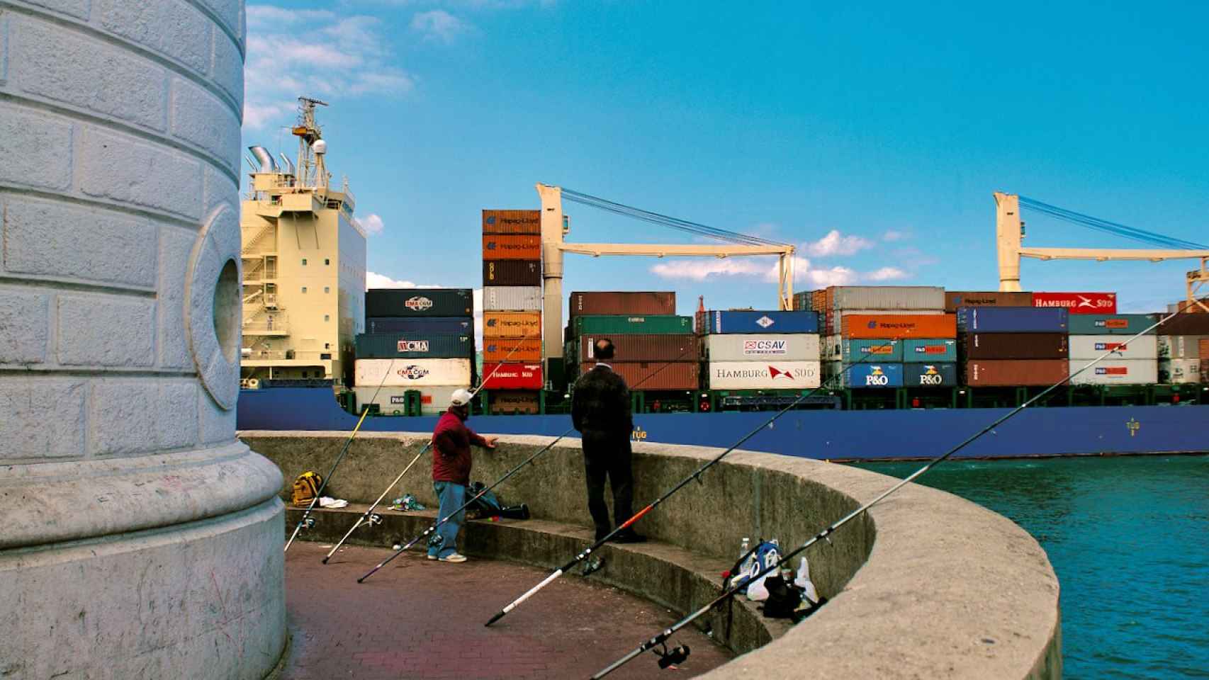 Barco con contenedores accediendo al Puerto de Bilbao