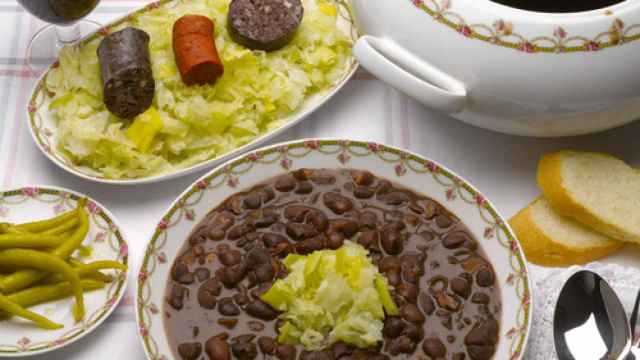 Alubias de Tolosa con sus sacramentos, un plato muy típico de Euskadi.