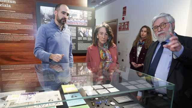 La nueva delegada del Gobierno en el País Vasco, Marisol Garmendia, en su primer acto oficial con una visita al Centro Memorial de las Víctimas del Terrorismo, junto con su director, Florencio Domínguez / L. Rico - EFE