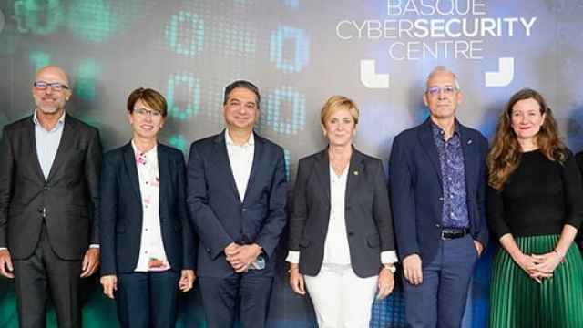 El CEO de WatchGuard, Prakash Panjwani, junto a la consejera Arantxa Tapia y otros directivos de la compañía