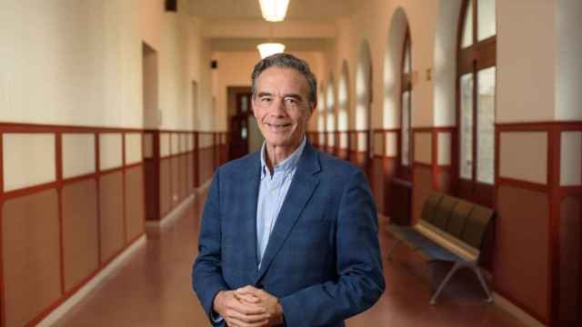 El economista Guillermo Dorronsoro, en el edificio de La Comercial de Deusto, ahora Deusto Business School, de la que fue decano / Patxi Corral