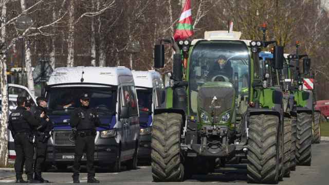 El sindicato de agricultores y ganaderos de Álava, UAGA, durante una movilización frente al Gobierno Vasco en Vitoria /Adrián Ruíz Hierro - EFE