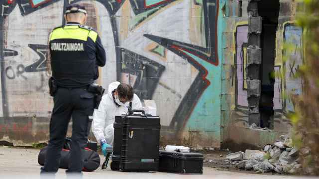 La policía científica analiza el escenario donde se ha producido el tiroteo / LUIS TEJIDO - EFE