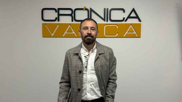 Denis Itxaso en la redacción de Crónica Vasca.