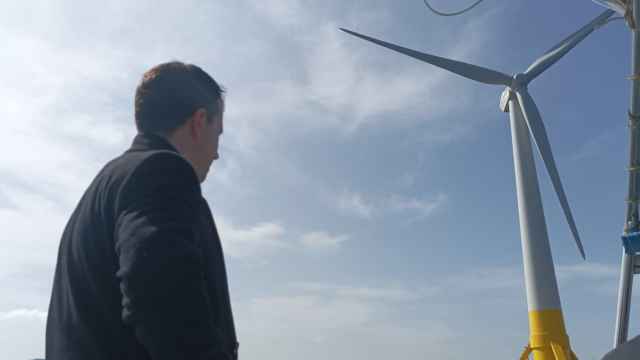 David Carrascosa, de Saitec, observa el molino flotante Demosath