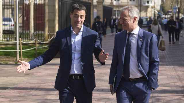 El lehendakari, Iñigo Urkullu, y el candidato del PNV, Imanol Pradales, conversan en la puerta de Ajuria Enea / Adrian Ruiz Hierro - EFE