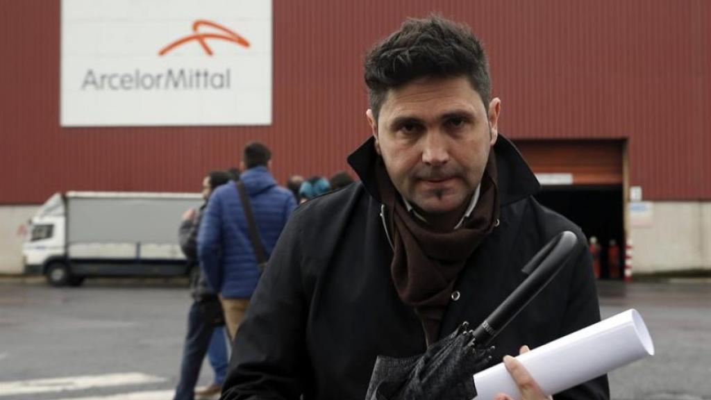El alcalde de Zumárraga, Mikel Serrano, con la fábrica de ArcelorMittal de fondo.