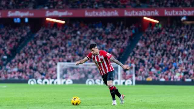 Yuri Berchiche golpea al balón durante un encuentro liguero con el Athletic Club.