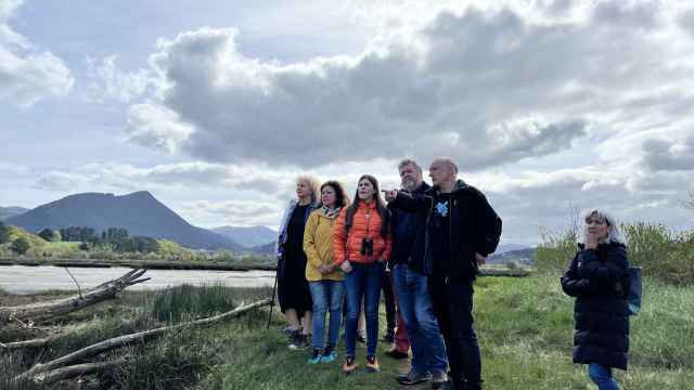 La candidata de Podemos, Miren Gorrotxategi, y el número uno por Álava, Juantxo López de Uralde, en una visita a la marisma de Urdaibai / Podemos