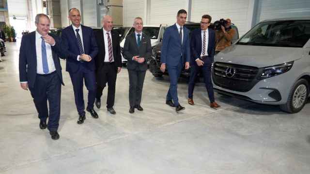 Las autoridades en la planta de Mercedes en Vitoria.