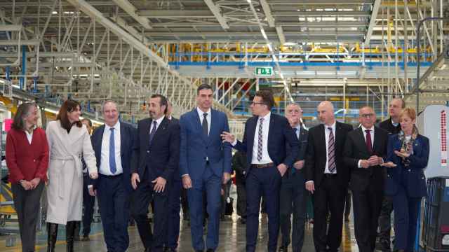 El presidente del Gobierno, Pedro Sánchez, y el lehendakari, Iñigo Urkullu, en su visita a la planta de Mercedes-Benz Vitoria junto al director de la planta de Vitoria, Bernd Krottmayer