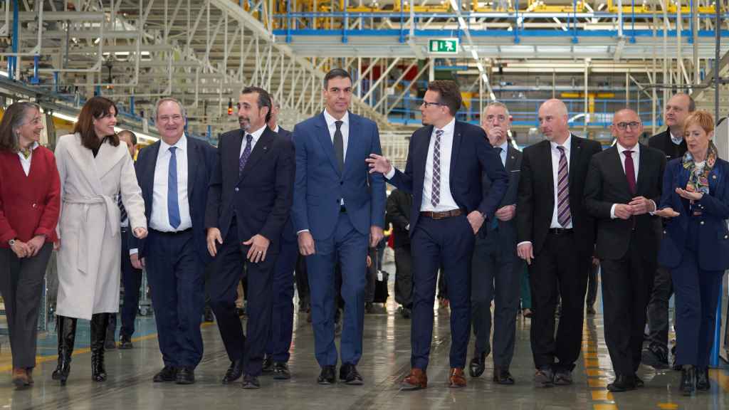 El presidente del Gobierno, Pedro Sánchez, y el lehendakari, Iñigo Urkullu, este martes en la planta de Mercedes-Benz Vitoria junto al responsable de la División General de Furgonetas de la empresa, Mathias Geisen, y el director de la planta de Vitoria, Bernd Krottmayer.