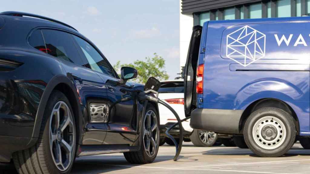 Un vehículo eléctrico recargando sus baterías